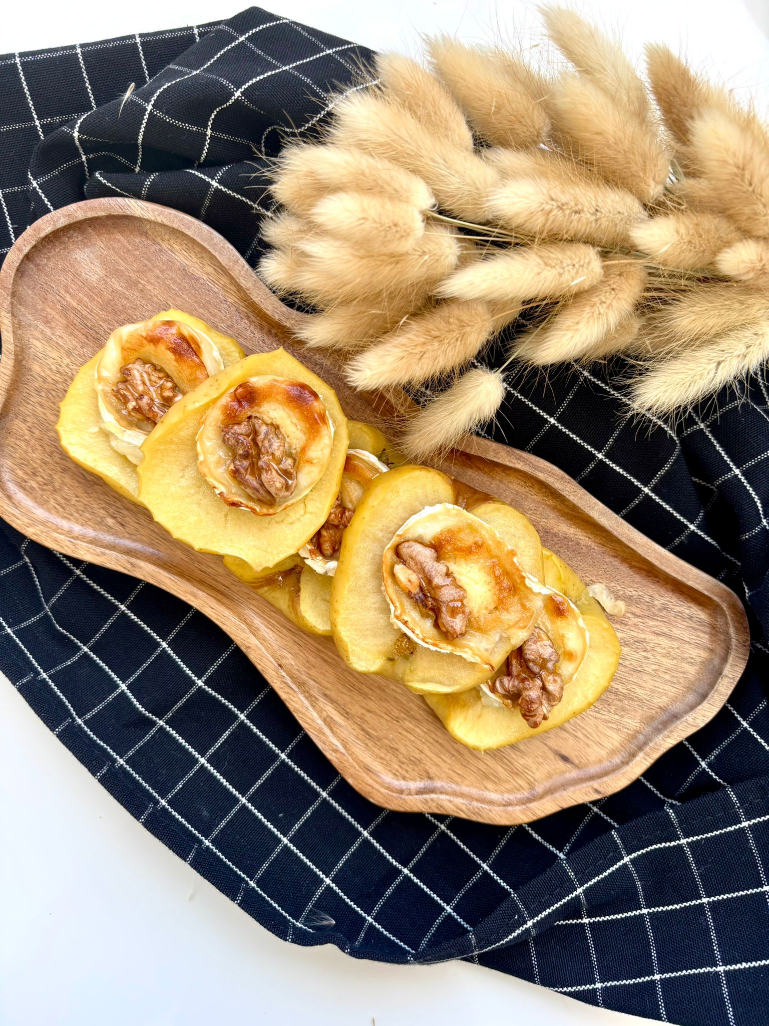 Pommes au four, chèvre, miel et noix